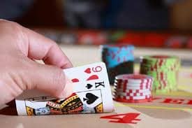 Aplikasi mobile britamabet menampilkan halaman login, pasar Liga 1, dan live dealer roulette pada tiga layar smartphone